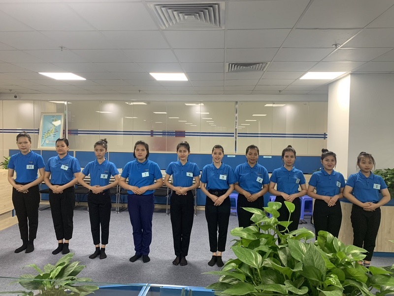 Các bạn học sinh nữ tham gia phỏng vấn đơn hàng thực phẩm